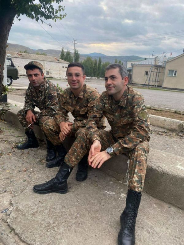 «Չեմ կարող վախկոտի պես ապրել». Վահեն իր վերջին վիրավորին կուրանալուց փրկեց, ինքը զոհվեց - Sputnik Արմենիա