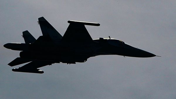 Су-34 с внешними модулями КРЭП Хибины на крыльях во время демонстрационного полета в рамках Международного форума Армия-2020 (28 августа 2020). Аэродром Кубинка - Sputnik Армения