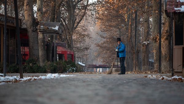 Дворник за работой в ереванском парке - Sputnik Արմենիա