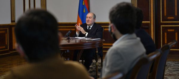 Президент Армен Саркисян встретился с представителями различных волонтерских организаций и групп в социальной, безопасностной, информационной и других сферах во время войны и в послевоенный период (30 декабря 2020). Еревaн - Sputnik Արմենիա