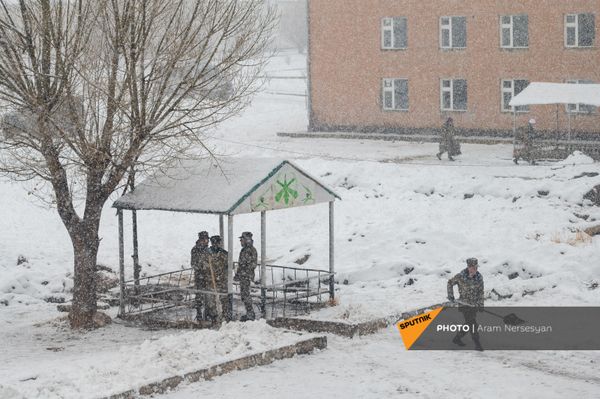 Самым сложным в войне он считает гибель боевых товарищей. Самым сложным в войне он считает гибель боевых товарищей. - Sputnik Армения