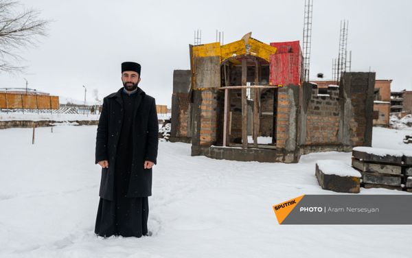 Капеллан артиллерийского полка, защищающего Карвачар в дни войны, дьякон Ишхан Камалян (17 декабря 2020). Варденис Капеллан артиллерийского полка, защищающего Карвачар в дни войны, дьякон Ишхан Камалян (17 декабря 2020). Варденис - Sputnik Армения