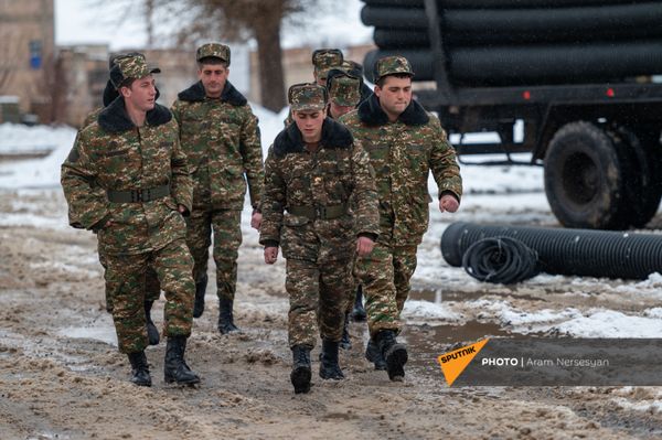 По желанию солдат во дворе их воинской части началось строительство часовни Святого Саркиса. Из-за войны строительство было приостановлено, однако оно возобновится уже в апреле 2021 года. По желанию солдат во дворе их воинской части началось строительство часовни Святого Саркиса. Из-за войны строительство было приостановлено, однако оно возобновится уже в апреле 2021 года. - Sputnik Армения