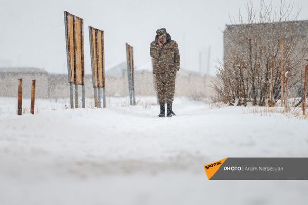На войне, как и в мирной жизни, они всегда найдут свободную минуту, чтобы сообщить родителям, что они живы, и сказать, как сильно скучают. На войне, как и в мирной жизни, они всегда найдут свободную минуту, чтобы сообщить родителям, что они живы, и сказать, как сильно скучают. - Sputnik Армения
