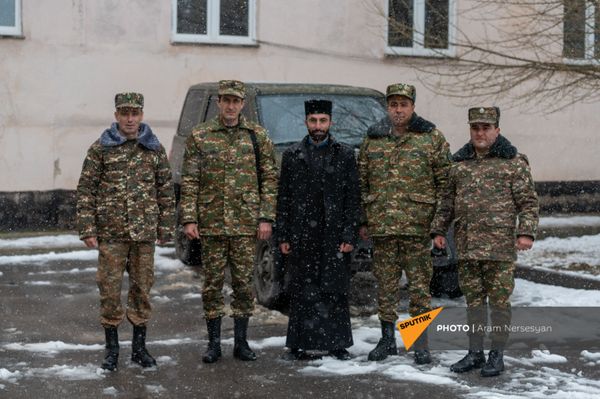С верой в Бога и чудо: невероятные истории спасения дьяконов и солдат на войне в Карабахе С верой в Бога и чудо: невероятные истории спасения дьяконов и солдат на войне в Карабахе - Sputnik Армения
