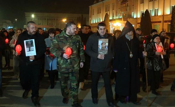 Араик Арутюнян встретил Новый год в церкви — с родителями павших в Карабахе героев - Sputnik Армения