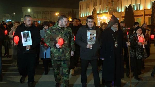 Президент НКР Араик Арутюнян с родственниками пропавших без вести военнослужащих в ночь на Новый Год (31 декабря 2020). Степанакерт - Sputnik Армения