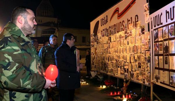 Араик Арутюнян встретил Новый год в церкви — с родителями павших в Карабахе героев - Sputnik Армения