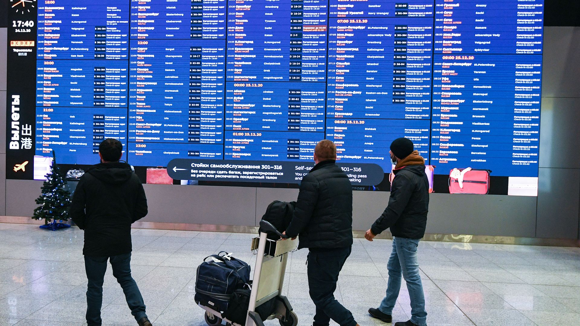 Пассажиры в зале вылета в международном аэропорту Шереметьево - Sputnik Армения, 1920, 28.06.2021