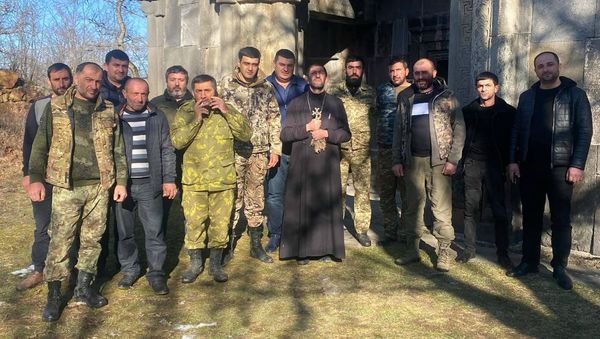Жители Шурнуха вместе с Отцом Агароном Мелкумяном во время жертвоприношения в Нораванке (3 января 2021). - Sputnik Արմենիա