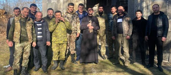 Жители Шурнуха вместе с Отцом Агароном Мелкумяном во время жертвоприношения в Нораванке (3 января 2021). - Sputnik Արմենիա