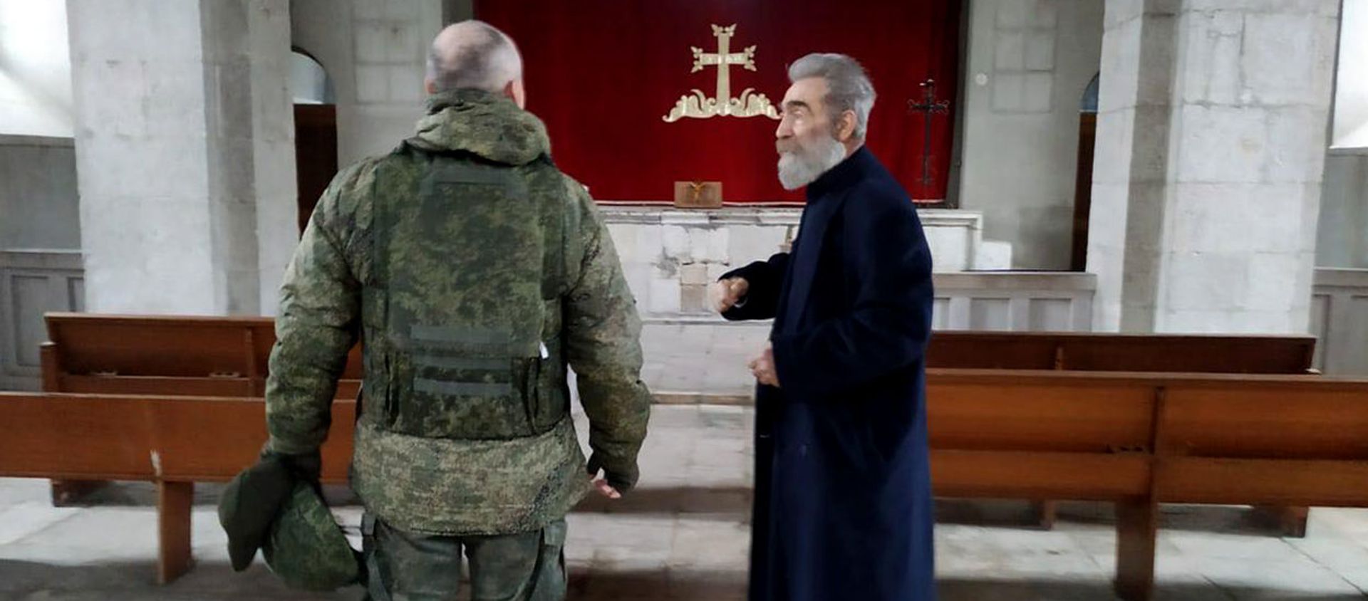 Предводитель Арцахской епархии ААЦ Паргев Мартиросян в сопровождении российских миротворцев посетил монастырь Амараса (4 января 2020). Мартуни - Sputnik Արմենիա, 1920, 04.01.2021