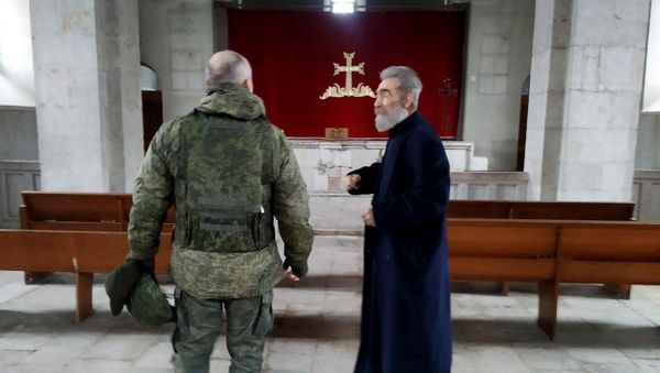 Предводитель Арцахской епархии ААЦ Паргев Мартиросян в сопровождении российских миротворцев посетил монастырь Амараса (4 января 2020). Мартуни - Sputnik Армения