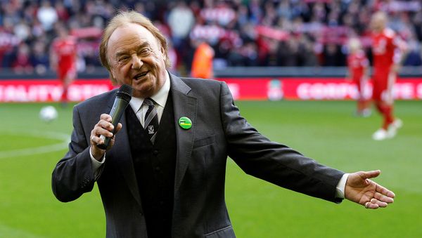 Певец и болельщик Ливерпуля Джерри Марсден исполняет песню You'll Never Walk Alone перед футбольным матчем АПЛ против Блэкберн Роверс (24 октября 2010). Ливерпуль - Sputnik Армения