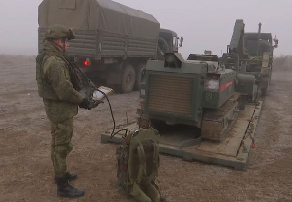 Миротворцы обезвредили около 19 тысяч взрывоопасных предметов в Карабахе – видео Миротворцы обезвредили около 19 тысяч взрывоопасных предметов в Карабахе – видео - Sputnik Армения