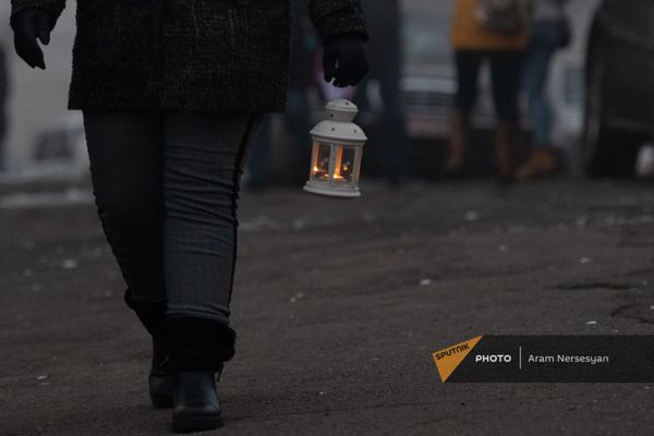 Սուրբծննդյան ճրագալույցի պատարագը․ հավատացյալները շտապում են եկեղեցի - Sputnik Արմենիա