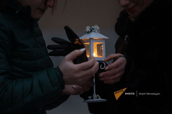 Սուրբծննդյան ճրագալույցի պատարագը․ հավատացյալները եկեղեցուց կրակ են տանում տուն - Sputnik Արմենիա