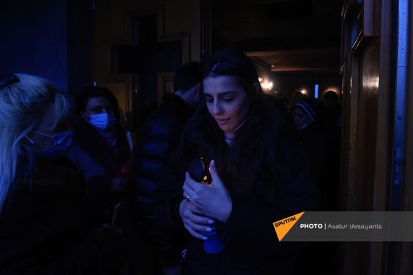 Սուրբծննդյան ճրագալույցի պատարագը․ հավատացյալները եկեղեցուց կրակ են տանում տուն - Sputnik Արմենիա