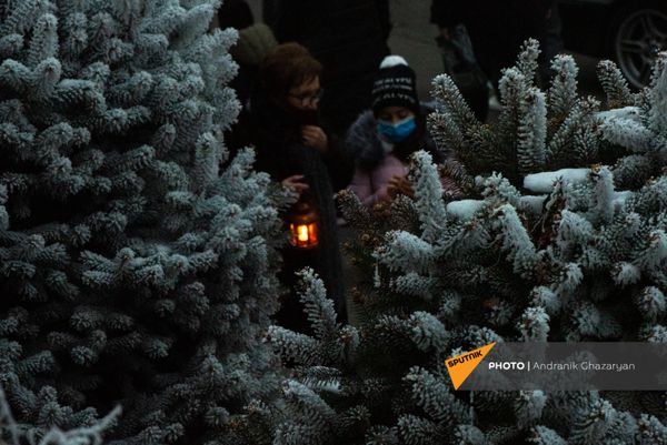 Սուրբծննդյան ճրագալույցի պատարագը․ հավատացյալները եկեղեցուց կրակ են տանում տուն - Sputnik Արմենիա
