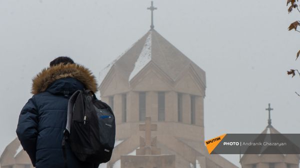 Молодой человек у собора Святого Григория Просветителя в Ереване - Sputnik Армения