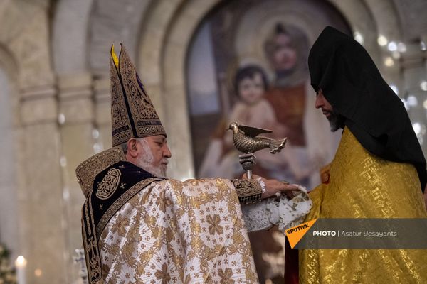 Սուրբծննդյան պատարագը Երևանի Սուրբ Գրիգոր Լուսավորիչ մայր եկեղեցում. 6 հունվարի, 2021 - Sputnik Արմենիա