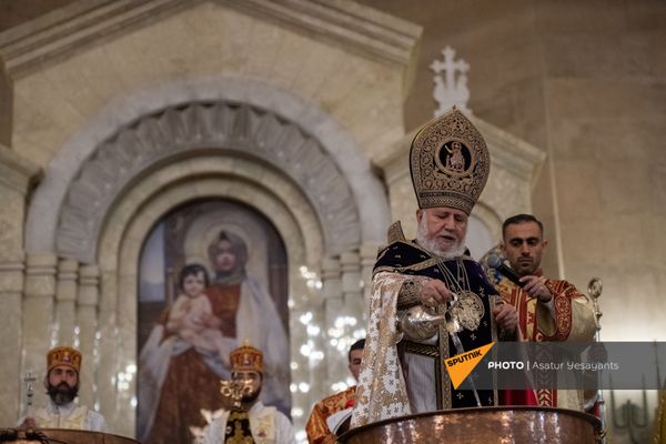 Սուրբծննդյան պատարագը Երևանի Սուրբ Գրիգոր Լուսավորիչ մայր եկեղեցում. 6 հունվարի, 2021 - Sputnik Արմենիա