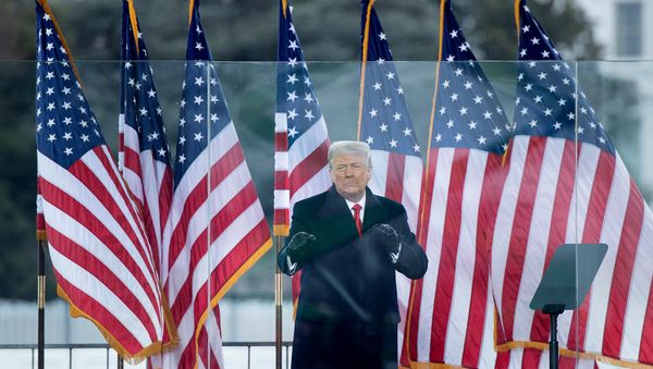 Действующий президент США Дональд Трамп выступает перед сторонниками возле Белого дома (6 января 2021). Вашингтон - Sputnik Армения