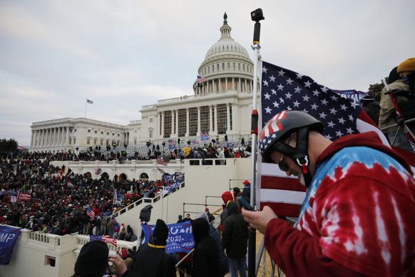 Участники акции протеста сторонников действующего президента США Дональда Трампа у здания Конгресса (7 декабря 2021). Вашингтон - Sputnik Армения
