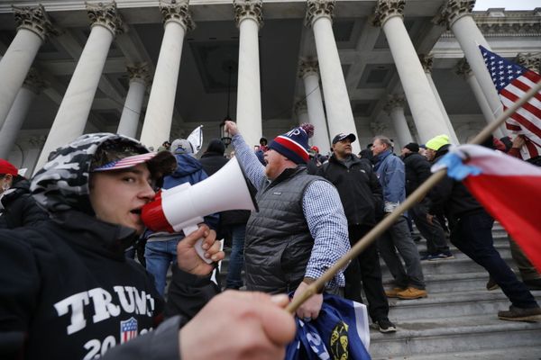Участники акции протеста сторонников действующего президента США Дональда Трампа на лестнице здания Конгресса (7 декабря 2021). Вашингтон - Sputnik Армения