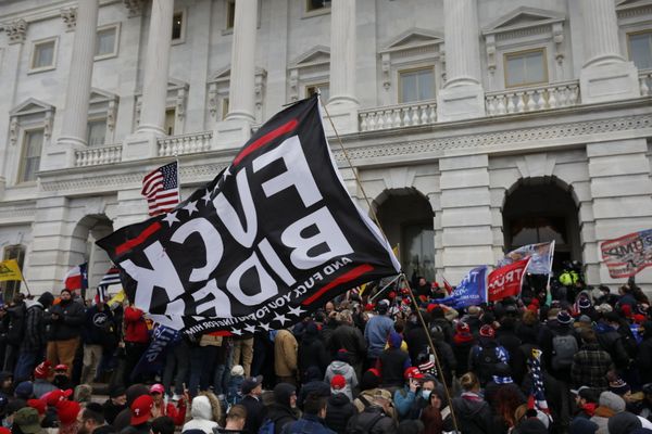 Участники акции протеста сторонников действующего президента США Дональда Трампа у здания Конгресса (7 декабря 2021). Вашингтон - Sputnik Армения