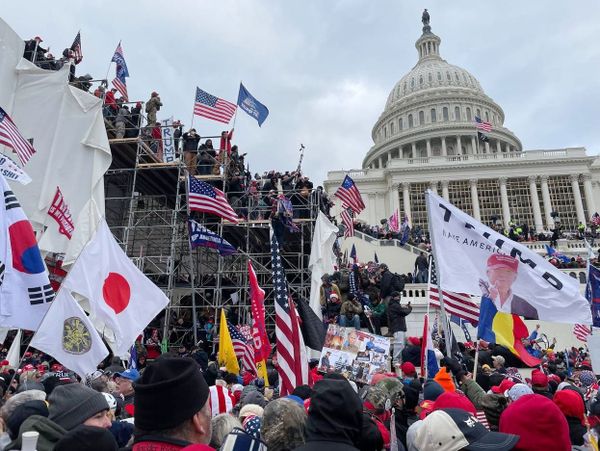 Участники акции протеста сторонников действующего президента США Дональда Трампа у здания Конгресса (7 декабря 2021). Вашингтон - Sputnik Армения
