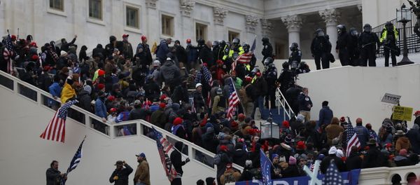 Сотрудники полиции и участники акции протеста сторонников действующего президента США Дональда Трампа на лестнице здания Конгресса (7 декабря 2021). Вашингтон - Sputnik Արմենիա