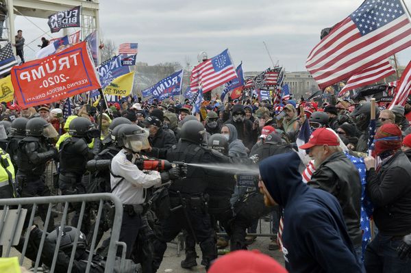 Сторонники Трампа сталкиваются с полицией при попытке штурма Капитолия (6 декабря 2021). Вашингтон - Sputnik Армения