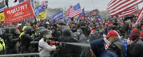 Сторонники Трампа сталкиваются с полицией при попытке штурма Капитолия (6 декабря 2021). Вашингтон Сторонники Трампа сталкиваются с полицией при попытке штурма Капитолия (6 декабря 2021). Вашингтон - Sputnik Армения