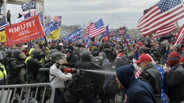 Сторонники Трампа сталкиваются с полицией при попытке штурма Капитолия (6 декабря 2021). Вашингтон - Sputnik Армения
