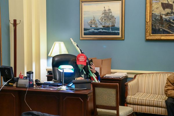 Сторонник президента США Дональда Трампа сидит в кабинете спикера Палаты представителей Нэнси Пелоси во время акции протеста в Капитолии (6 декабря 2021). Вашингтон - Sputnik Армения
