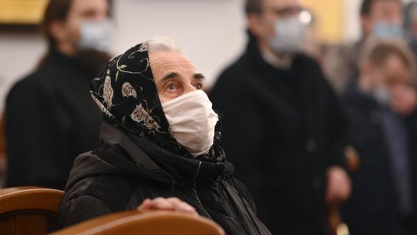 Верующие во время Рождественского богослужения в храме иконы Божией Матери Донская в Донском Старочеркасском монастыре в Ростовской области - Sputnik Армения