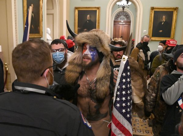 Сторонники президента США Дональда Трампа, в том числе член группы QAnon Джейк А, также известный как Йеллоустонский волк, входят в Капитолий после штурма (6 декабря 2021). Вашингтон - Sputnik Армения
