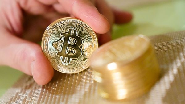 Сувенирные монеты с логотипами криптовалюты биткоин - Sputnik Армения