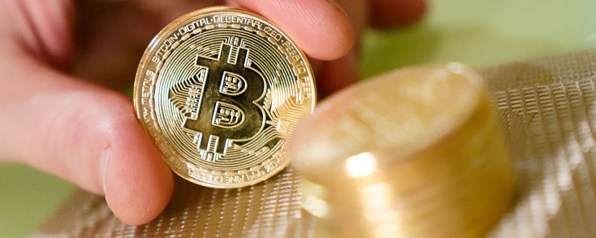 Сувенирные монеты с логотипами криптовалюты биткоин - Sputnik Армения, 1920, 24.09.2021