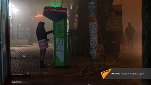 Վճարային տերմինալի օգտատերը - Sputnik Արմենիա
