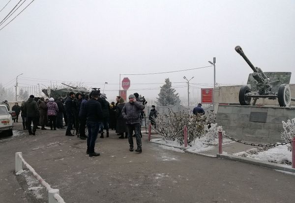 Акция протеста родителей-срочников у военного института имени В.Саркисяна (8 января 2020). Еревaн Акция протеста родителей-срочников у военного института имени В.Саркисяна (8 января 2020). Еревaн - Sputnik Армения