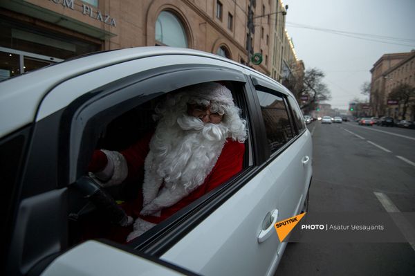 Прикинь, меня на работу везет Дед Мороз: как ереванец пытается поднять всем настроение Прикинь, меня на работу везет Дед Мороз: как ереванец пытается поднять всем настроение - Sputnik Армения