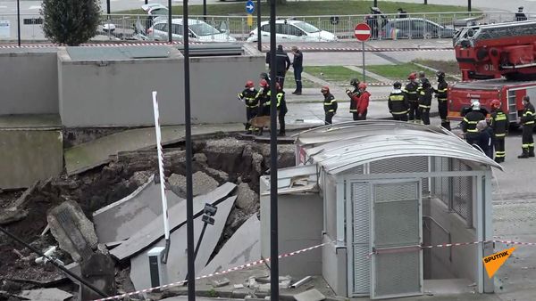 В Неаполе эвакуировали госпиталь после обвала парковки перед учреждением - Sputnik Армения