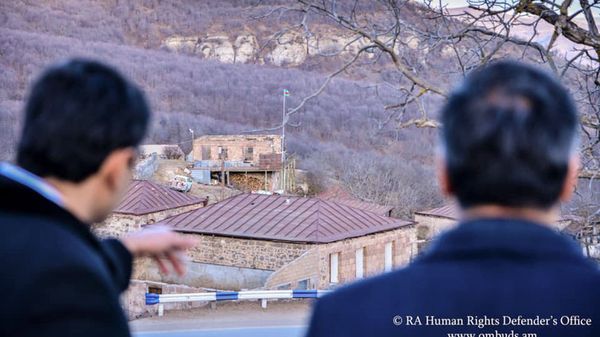 Омбудсмен Арман Татоян во время рабочего визита в Сюникскую область (8 января 2021). Сюник Омбудсмен Арман Татоян во время рабочего визита в Сюникскую область (8 января 2021). Сюник - Sputnik Армения