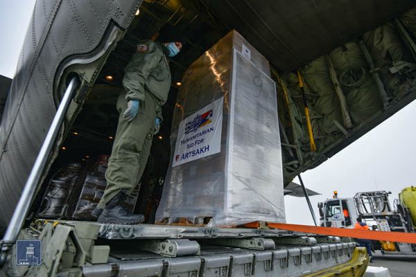 Второй борт с гуманитарной помощью из Греции уже в Ереване - Sputnik Армения