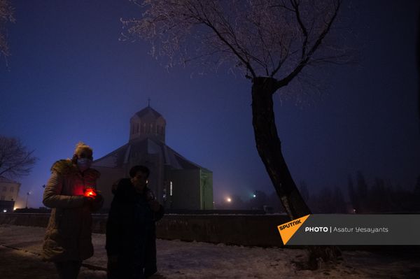 Люди с лампадами у церкви Святого Просветителя в Рождественский сочельник (5 января 2021). Еревaн Люди с лампадами у церкви Святого Просветителя в Рождественский сочельник (5 января 2021). Еревaн - Sputnik Армения