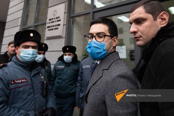 Министр юстиции Рустам Бадасян возвращается в министерство после встречи с собравшимися у здания активистами (8 января 2020). Еревaн Министр юстиции Рустам Бадасян возвращается в министерство после встречи с собравшимися у здания активистами (8 января 2020). Еревaн - Sputnik Армения
