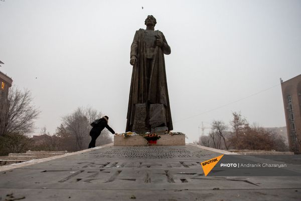 Девушка возлагает цветы к памятнику Гарегина Нжде Девушка возлагает цветы к памятнику Гарегина Нжде - Sputnik Армения