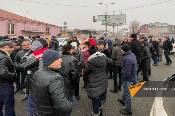 Оппозиция перекрыла дорогу в аэропорт (11 января 2021). Еревaн Оппозиция перекрыла дорогу в аэропорт (11 января 2021). Еревaн - Sputnik Армения